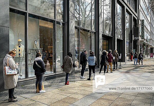 Queue of customers  shopping at Kurfürstendamm during Corona Pandemic  Berlin  Germany  Europe