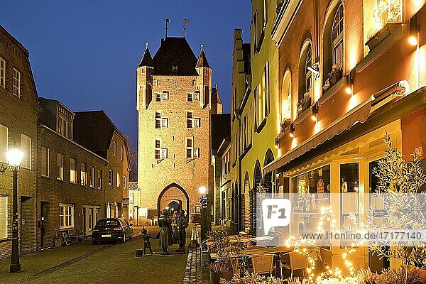 Inneres Klever Tor am Abend  Xanten  Niederrhein  Nordrhein-Westfalen  Deutschland  Europa