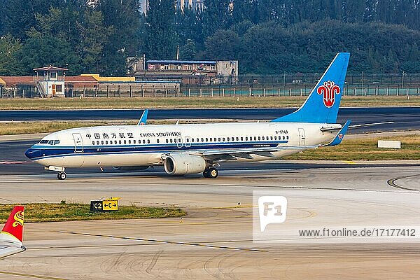 Ein Boeing 737-800 Flugzeug der China Southern Airlines mit dem Kennzeichen B-5769 auf dem Flughafen Peking  China  Asien
