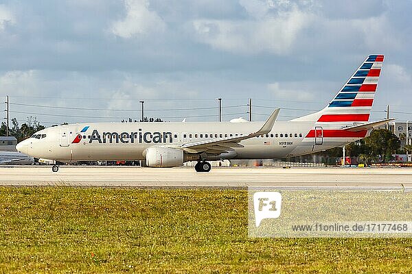 Ein Boeing 737-800 Flugzeug der American Airlines mit dem Kennzeichen N981AN auf dem Flughafen Miami (MIA)  USA  Nordamerika