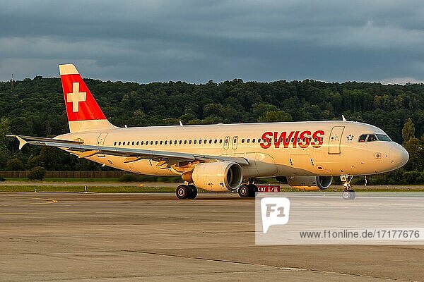 Ein Airbus A320 Flugzeug der Swiss mit dem Kennzeichen HB-IJI auf dem Flughafen Zürich  Schweiz  Europa