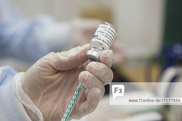 Covid-19 Impfung  Impfstoff von AstraZeneca  Ampulle Spritze wird aufgezogen  Bergisches Land  Nordrhein-Westfalen  Deutschland  Europa