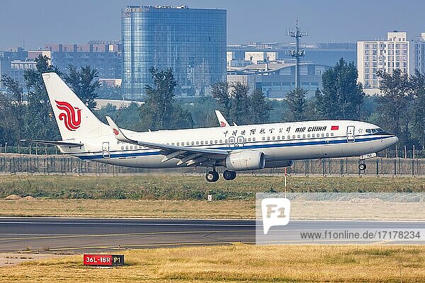 Ein Boeing 737-800 Flugzeug der Air China mit dem Kennzeichen B-1764 auf dem Flughafen Peking  China  Asien