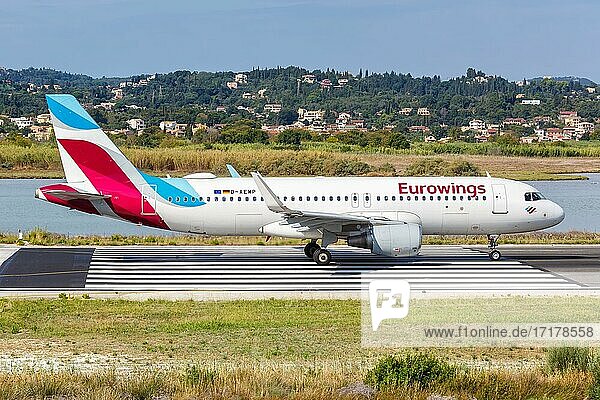 Ein Airbus A320 Flugzeug der Eurowings mit dem Kennzeichen D-AEWP auf dem Flughafen Korfu (CFU)  Korfu  Griechenland  Europa