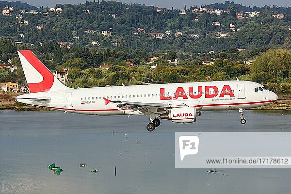 Ein Airbus A320 Flugzeug der Lauda mit dem Kennzeichen OE-LOI auf dem Flughafen Korfu  Griechenland  Europa