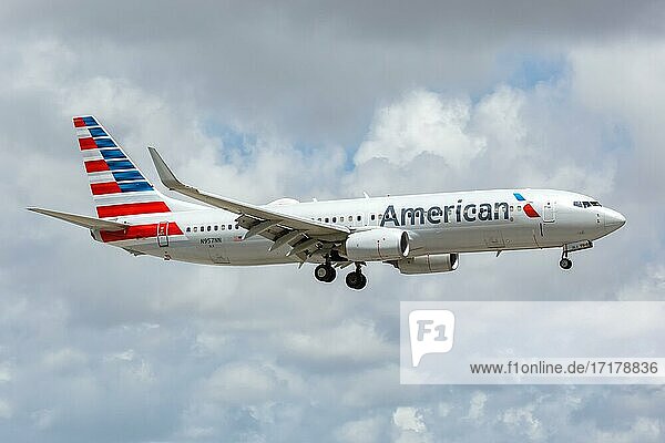 Ein Boeing 737-800 Flugzeug der American Airlines mit dem Kennzeichen N957NN auf dem Flughafen Miami (MIA)  USA  Nordamerika