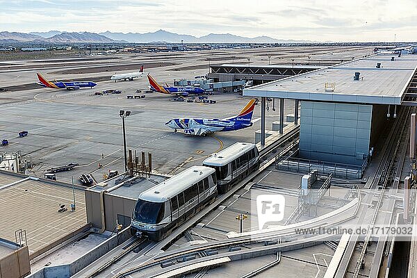 Boeing 737 Flugzeuge der Southwest Airlines und PHX Sky Train auf dem Flughafen Phoenix  USA  Nordamerika