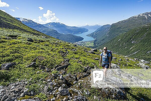 Wanderin auf dem Wanderweg zum Berg Skåla  Fjord Innvikfjorden  Nationalpark Jostedalsbreen  Stryn  Vestland  Norwegen  Europa
