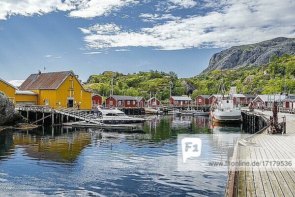 Hafen mit Fischerboot  Rorbuer Hütten  historischer Fischerort Nusfjord  Lofoten  Nordland  Norwegen  Europa
