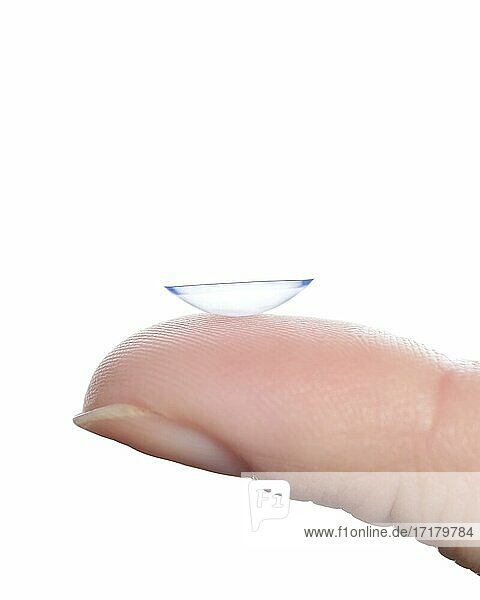 Kontaktlinse auf einem Finger vor einem weißen Hintergrund
