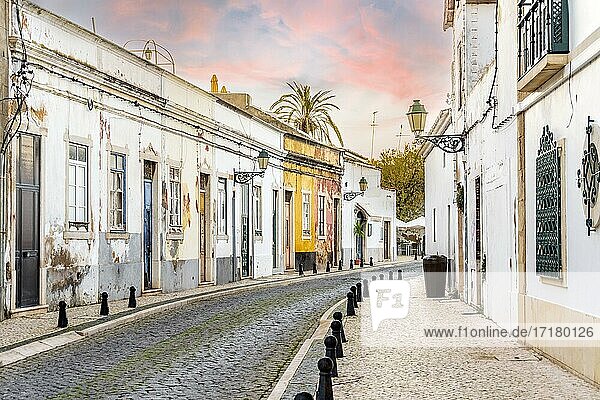 Traditionelle alte portugiesische Häuser in der Altstadt von Faro bei Sonnenuntergang  Algarve  Portugal  Europa
