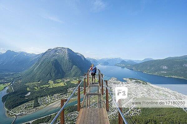 Wanderin fotografiert auf Aussichtsplattform Rampestreken  Wanderung Romsdalseggen  Fluss Rauma  Romsdalfjellene-Berge  Andalsnes  Møre og Romsdal  Norwegen  Europa