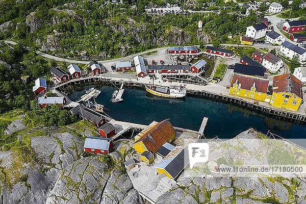 Luftaufnahme  Blick auf Hafen und Rorbuer Hütten  historischer Fischerort Nusfjord  Lofoten  Nordland  Norwegen  Europa
