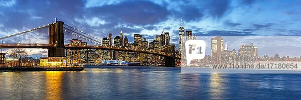 Skyline Nacht Stadt Manhattan Panorama Brooklyn Bridge World Trade Center WTC in den  New York City  USA  Nordamerika