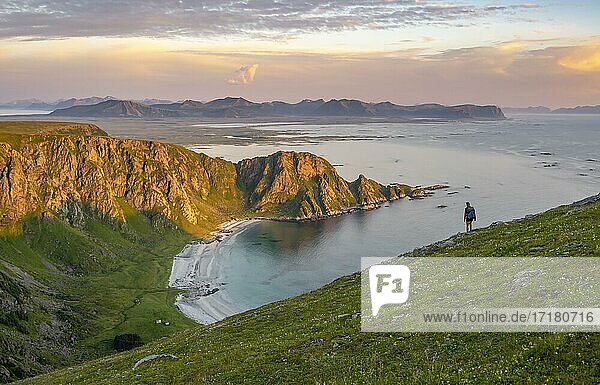 Abendstimmung  Wanderin an einem Berghang  Strand und Meer  Wanderung zum Måtinden  bei Stave  Nordland  Norwegen  Europa