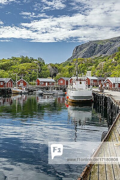 Hafen mit Fischerboot  Rorbuer Hütten  historischer Fischerort Nusfjord  Lofoten  Nordland  Norwegen  Europa