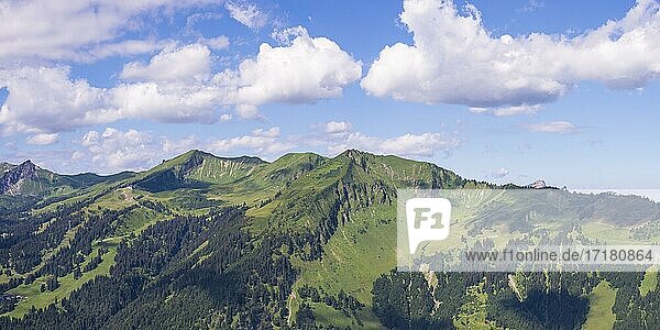 Panorama vom Himmelschrofen (1790m)  zum Fellhorn  2038m und Söllereck  1706m  Allgäuer Alpen  Allgäu  Bayern  Deutschland  Europa
