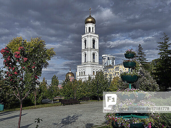 Russland  Oblast Samara  Stadt Samara; Der Puchkin-Platz befindet sich an einem der schönsten Plätze des historischen Samara  von wo aus man einen schönen Blick auf den Glockenturm des Iwersky-Frauenklosters hat.