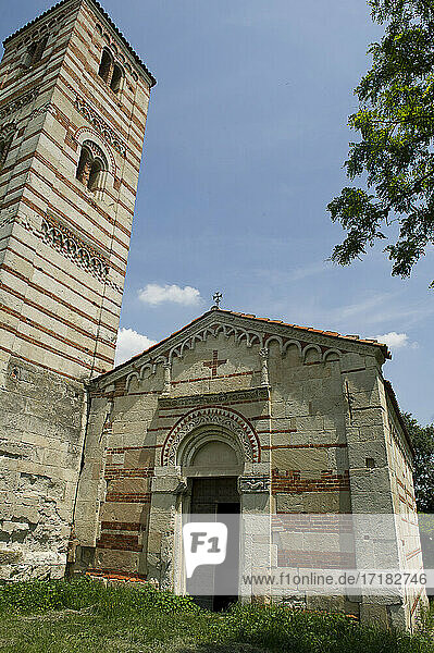 Italien  Europa  Piemont  Provinz Asti  Montechiaro d'Asti. Romanische Kirche von S. Nazario und Celso.