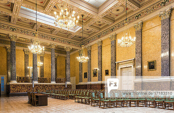 Ein großer Raum mit Stuhlreihen und Kronleuchtern,  Teil des Museums der Schönen Künste in Budapest