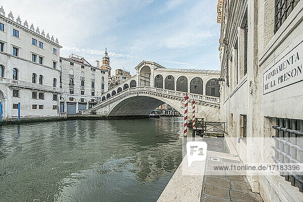 Blick auf die Rialto-Brücke über den Canal Grande  Venedig  Italien.