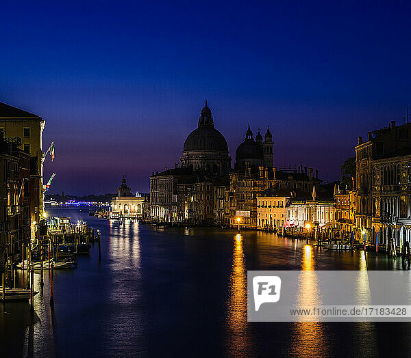 Der Grand Canal in Venedig  bei Nacht  historische Gebäude in Silhouette.