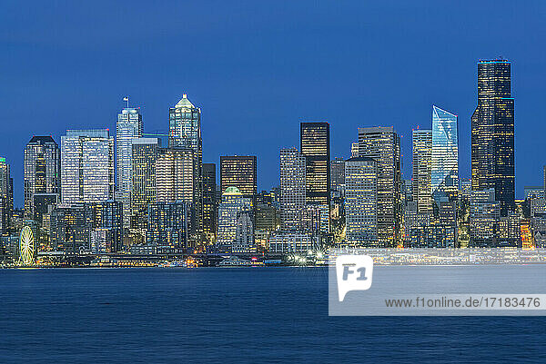 Skyline von Seattle  vom Puget Sound  Gebäude in der Innenstadt bei Nacht.