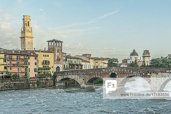 Blick auf die Ponte Pietra über die Etsch in Verona  Italien.