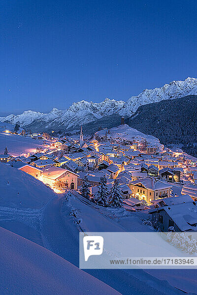 Traditionelles Alpendorf Ardez mit Schnee bedeckt in der Abenddämmerung  Engadin  Kanton Graubünden  Schweiz  Europa