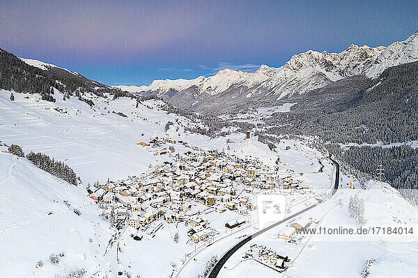 Bergstraße durch das Dorf Ardez mit Schnee bedeckt  Luftaufnahme  Engadin  Kanton Graubünden  Schweiz  Europa