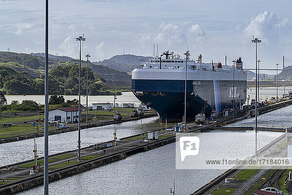 Schiffe im Transit in den Miraflores-Schleusen Richtung Gatun-See  bei Gamboa  Panamakanal  Panama  Mittelamerika