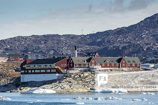Blick von der Außenbucht der drittgrößten Stadt Grönlands  Ilulissat (Jakobshavn)  Grönland  Polarregionen