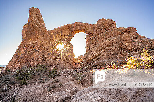 Sunburst durch Turret Arch  Arches National Park  Utah  Vereinigte Staaten von Amerika  Nordamerika
