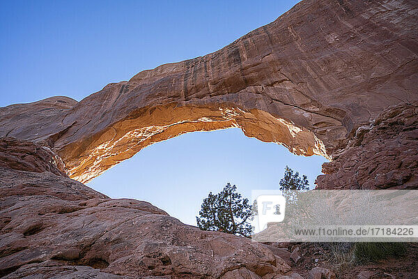 Blick durch Windows Arch  Arches National Park  Utah  Vereinigte Staaten von Amerika  Nordamerika