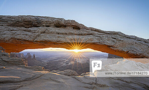 Sonnenaufgang am Mesa Arch mit Sonnenuntergang  Canyonlands National Park  Utah  Vereinigte Staaten von Amerika  Nordamerika
