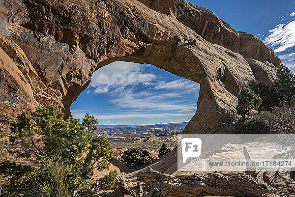 Wüstenlandschaft gesehen durch Partition Arch  Arches National Park  Utah  Vereinigte Staaten von Amerika  Nordamerika