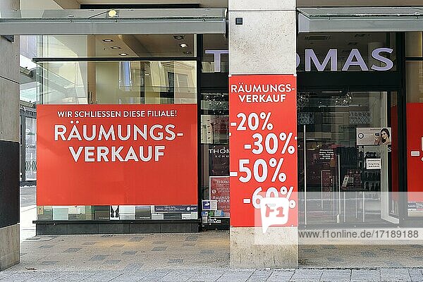 Räumungsverkauf in der Fußgängerzone  Kaufinger Straße  Coronakrise  München  Bayern  Deutschland  Europa