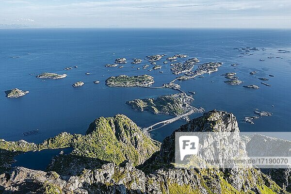 Häuser auf kleinen Felsinseln im Meer  Ausblick vom Gipfel des Berges Festvågtind auf Henningsvær  Vågan  Lofoten  Nordland  Norwegen  Europa