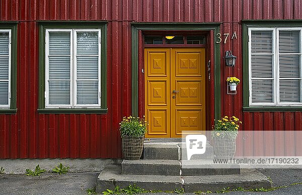 Eingang mit Tür  Rotes Haus  Trondheim  Trøndelag  Norwegen  Europa