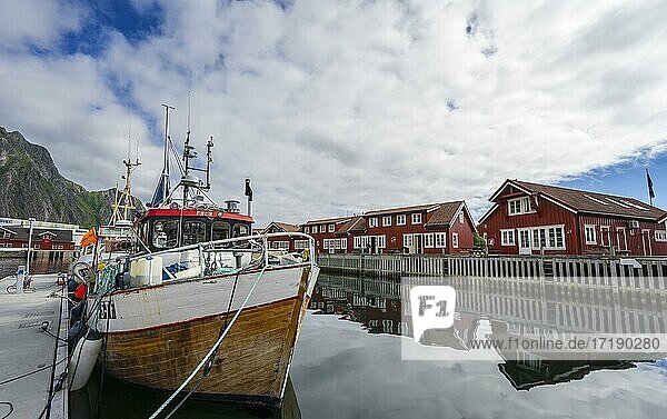 Fischerboot im Hafen von Svolvær  Lofoten  Nordland  Norwegen  Europa