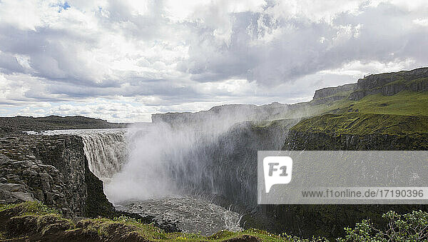 der mächtige Wasserfall Dettifoss in Nordisland