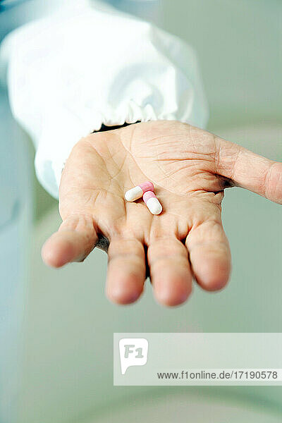 Arzt hält Tabletten in der Hand