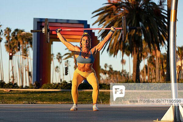Mädchen arbeiten aus Gewichte heben Sonnenaufgang in Santa Barbara Kalifornien