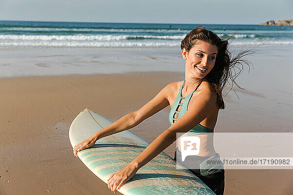 Schönes Mädchen mit ihrem Surfbrett