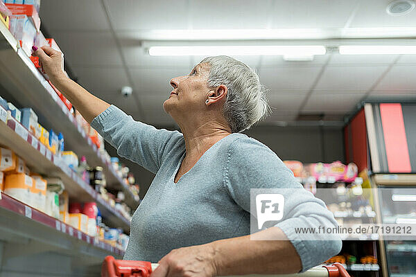 Kaukasische ältere erwachsene Frau beim Einkaufen in einem Supermarkt