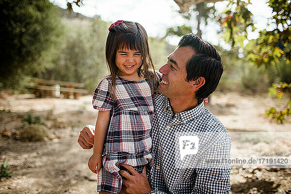 Vater und Tochter lachen im Park in San Diego