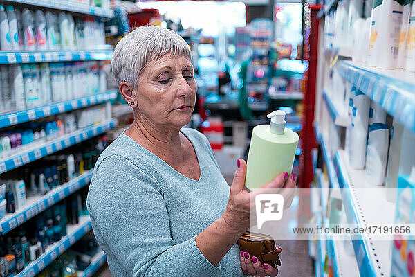 Kaukasische ältere erwachsene Frau beim Einkaufen in einem Supermarkt
