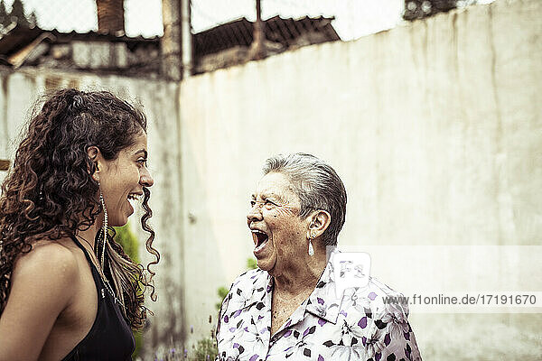 Überraschender Gesichtsausdruck im Gespräch mit einer einheimischen mexikanischen Frauenfamilie