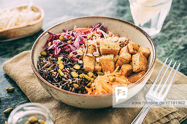 Essen: Budda-Schüssel mit Gemüse  Tofu und schwarzem Reis