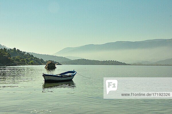 Entspannend  ruhiger Blick auf den See  ruhiger See mit einem Boot darauf  Blick auf die Berge